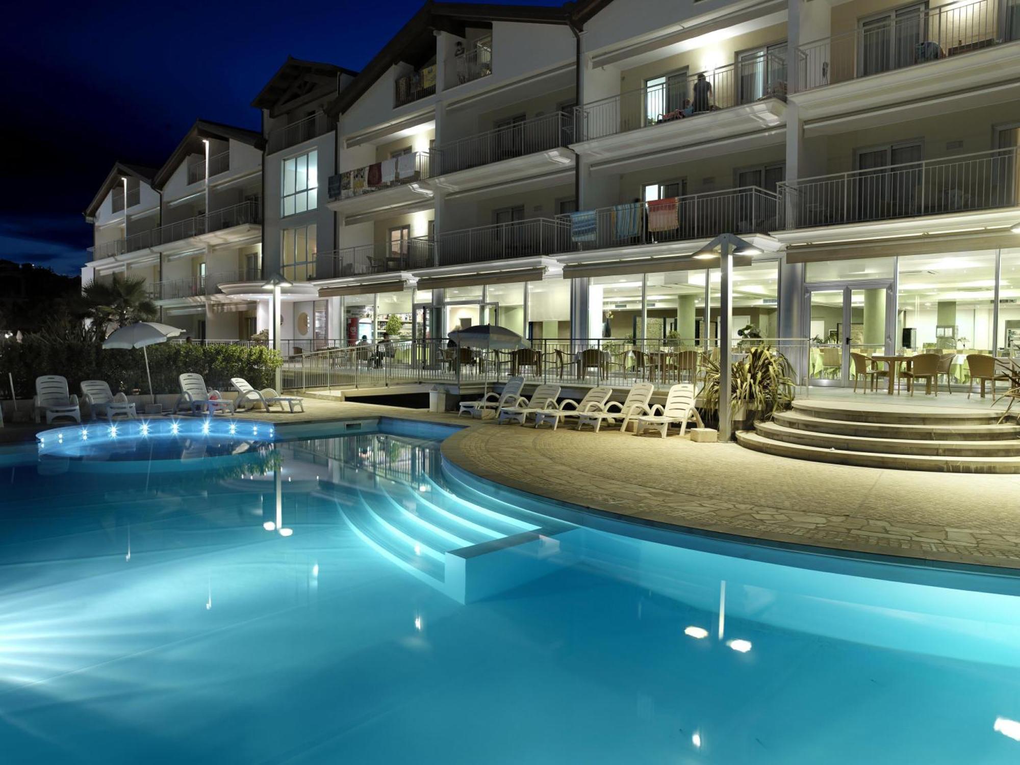 Casa Del Mar Aparthotel Roseto Degli Abruzzi Buitenkant foto